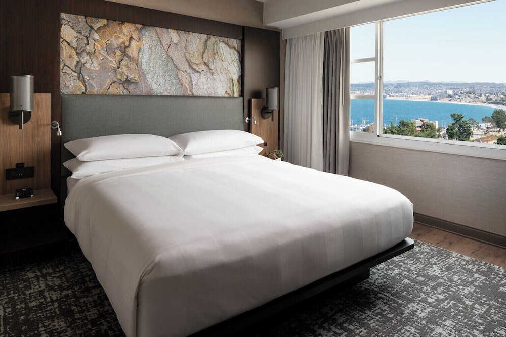 Room, 1 King Bed, Bay View (Mobility Accessible, Roll-in Shower) - Photo 2