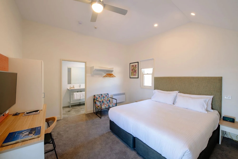 Room, 1 King Bed - Photo 2