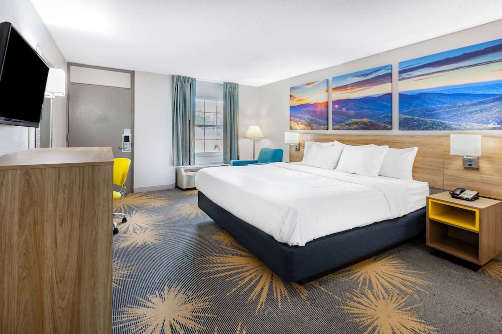 Standard Room, 1 King Bed, Accessible, Non Smoking - Photo 8