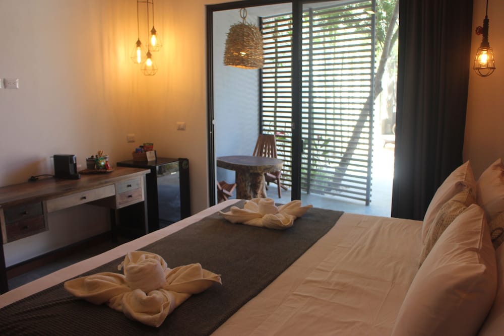 Suite Deluxe with Private and Romantic Bathub with Cenote Water
