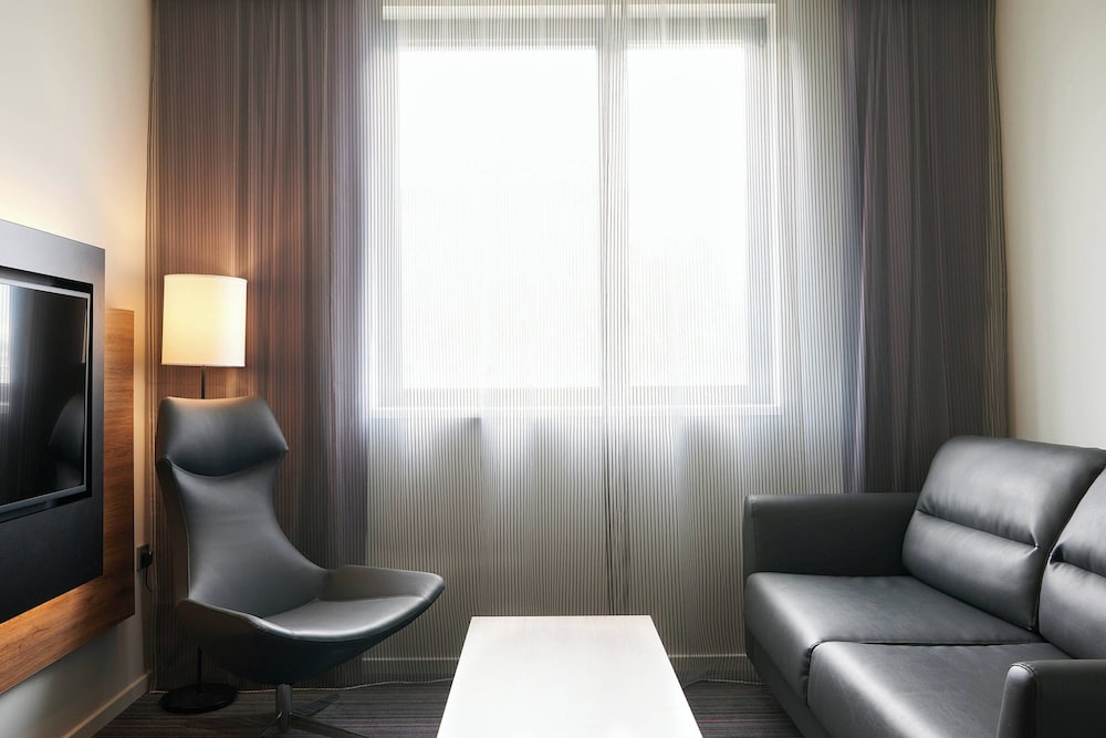 Family Room, 1 Queen Bed, Corner thumbnail 6