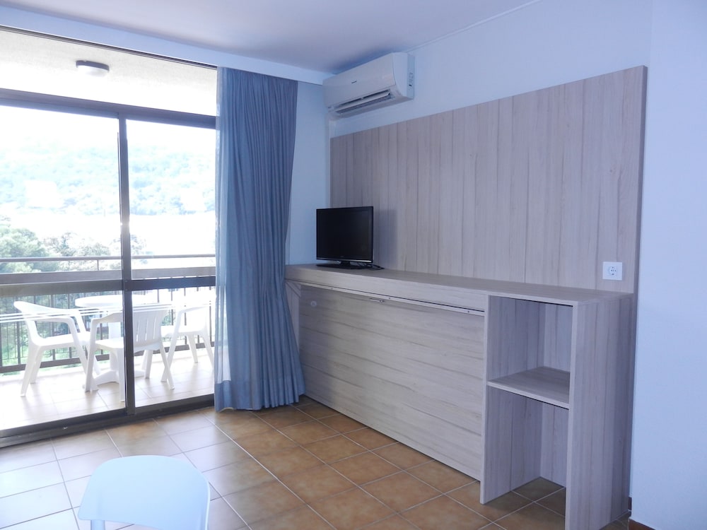 Apartment, 1 Bedroom, Balcony, Pool View (2-4 adults) - Photo 9