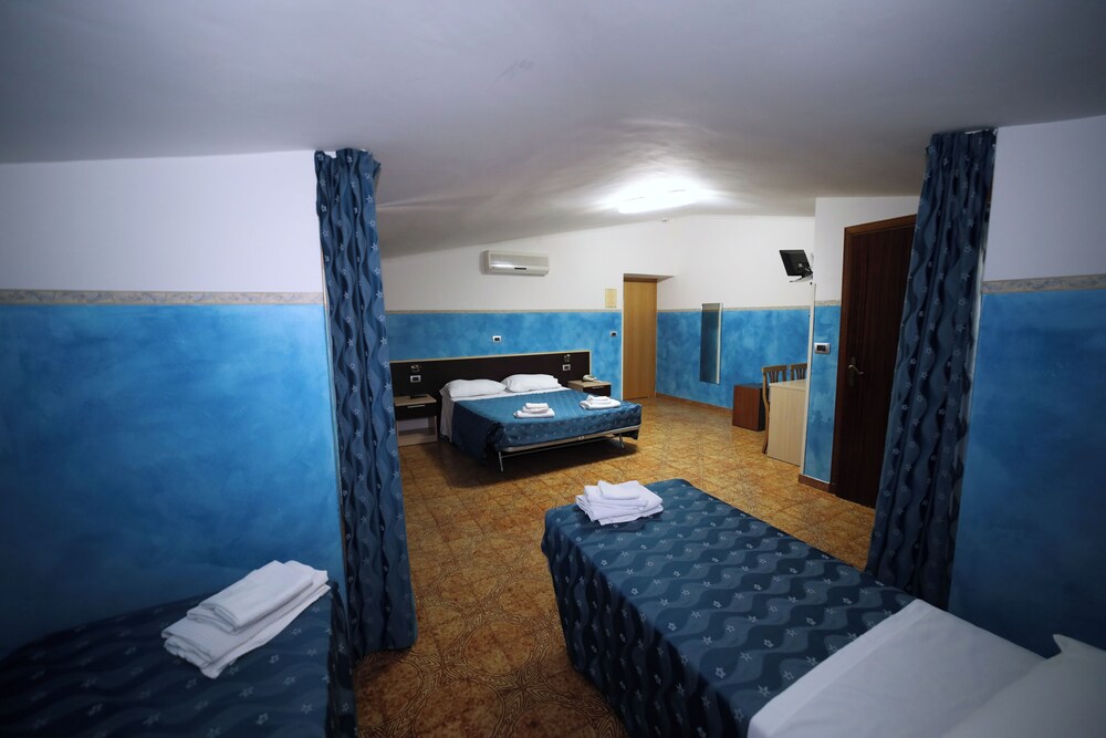 Basic Quadruple Room photo 2
