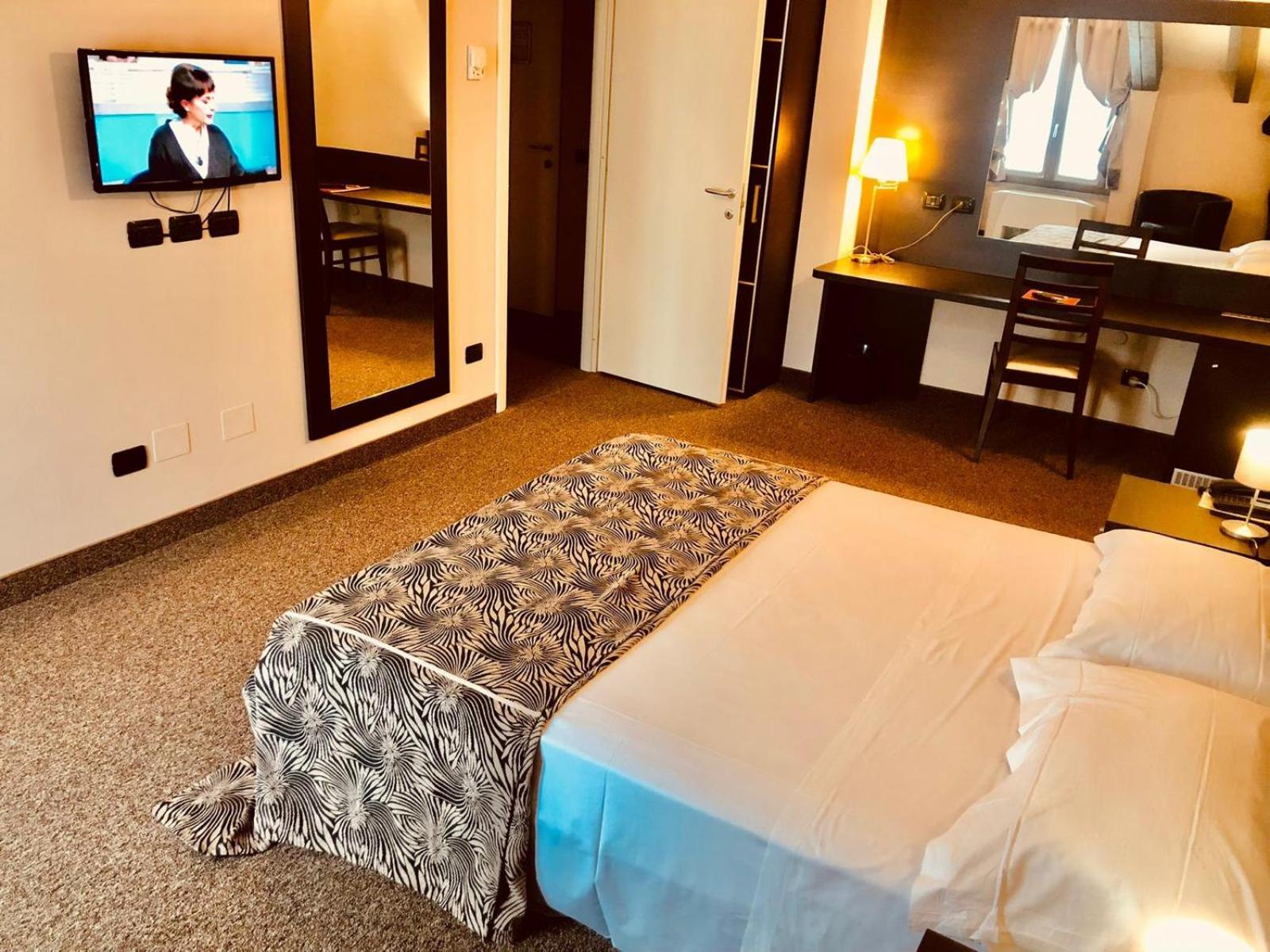 Large Double Room - Photo 22