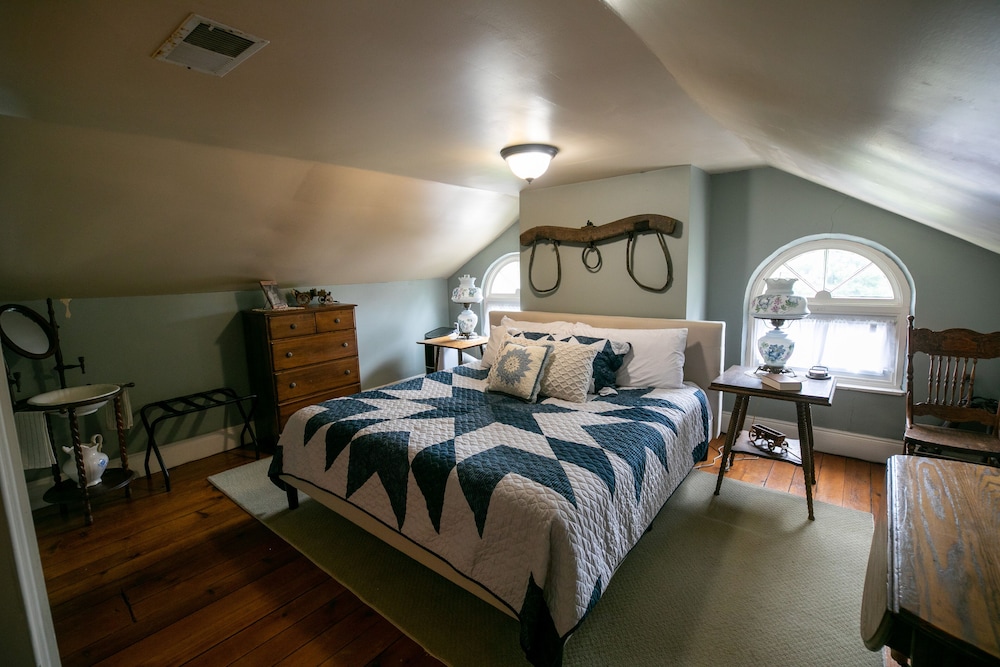 The Nauvoo Room, 1 King Bed