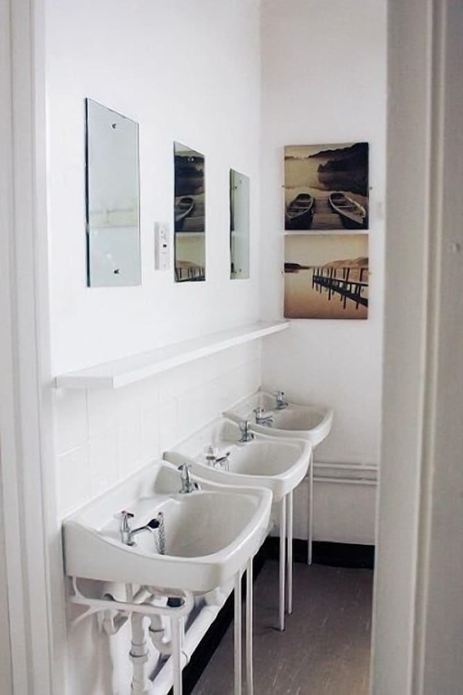 Shared Dormitory, Ensuite (Mens Dorm) photo 3
