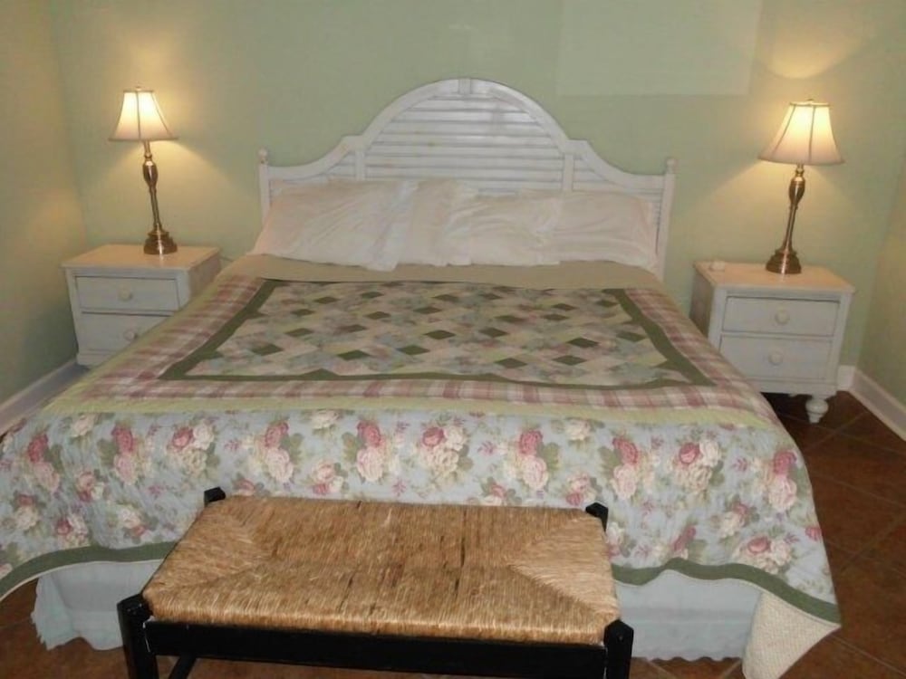 Suite, 1 Queen Bed with Sofa bed, Kitchen photo 1