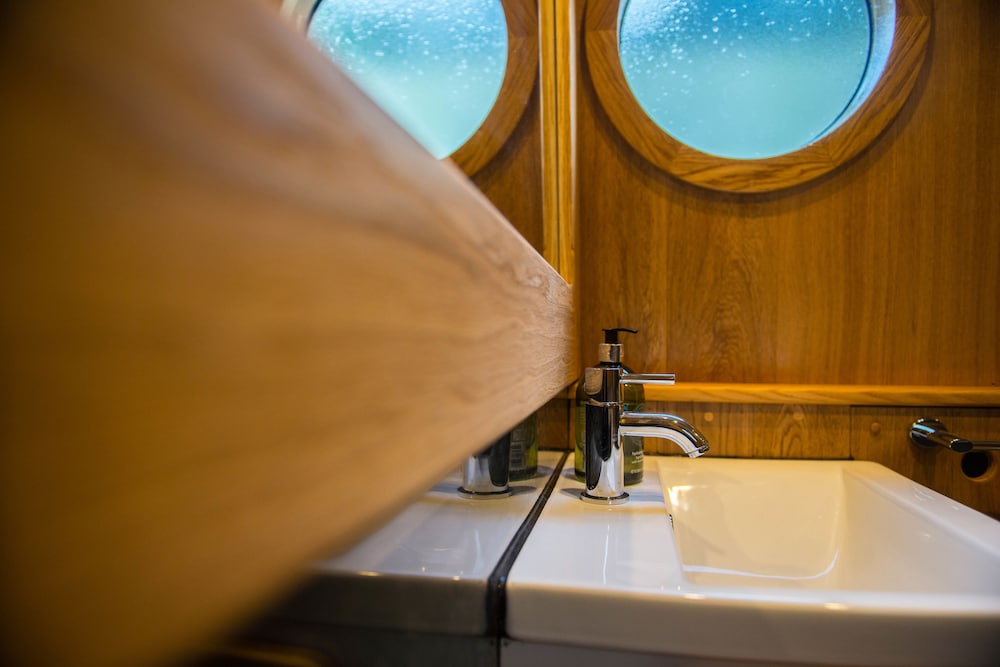 Cabin, 1 Bedroom (Luxury Narrowboat) photo 3
