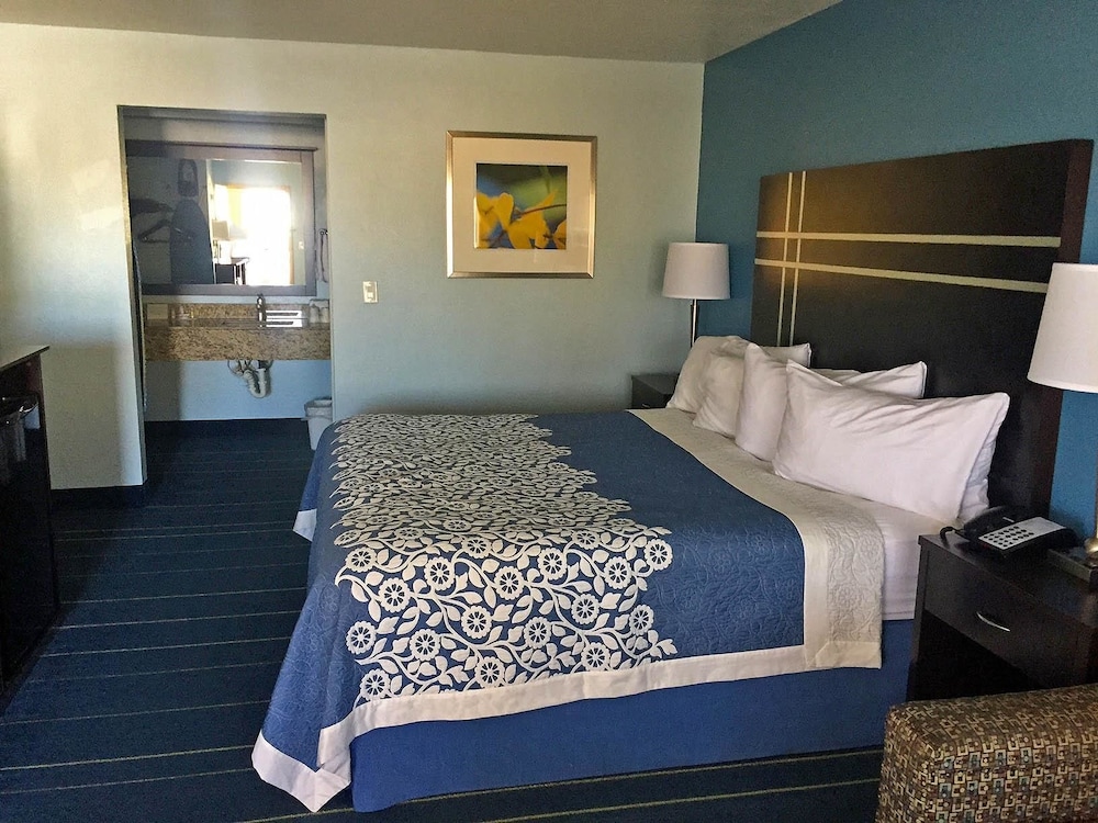 Room, 1 King Bed, Non Smoking - Photo 1