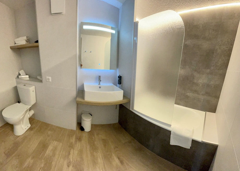 Comfort Triple Room, 1 Queen Bed with Sofa bed, City View - Photo 3