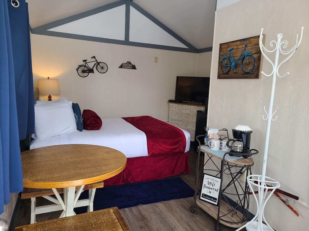 Cabin, 1 Queen Bed, Non Smoking, Refrigerator & Microwave