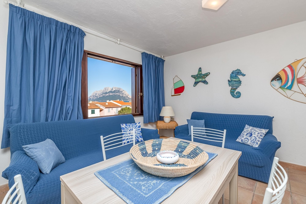 Family Apartment, Multiple Bedrooms, 2 Bathrooms (Piazzetta Casa Ambrosia 50m From The)