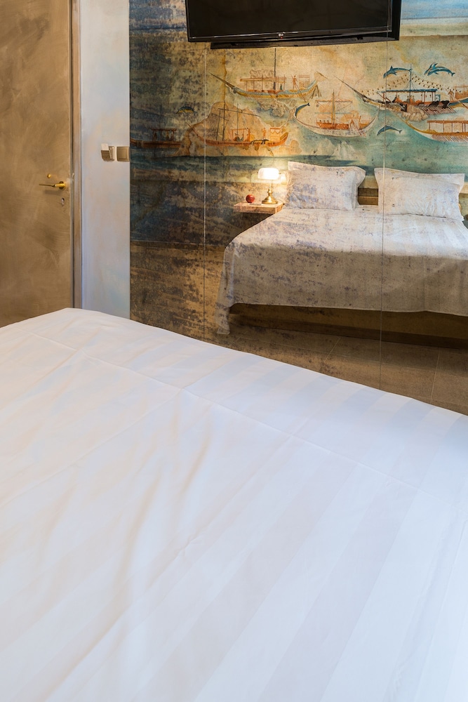 Luxury Suite, Balcony, Courtyard View