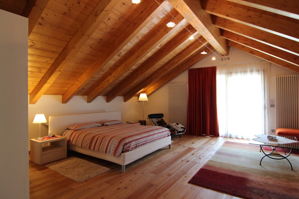 Suite, 1 King Bed, Jetted Tub, Mountain View