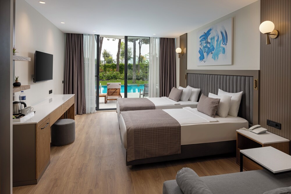 Superior Room, Pool View photo 1