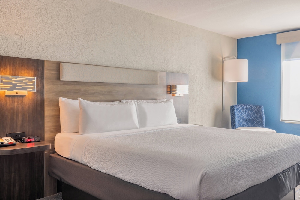 Standard Room, 1 King Bed, Accessible (Communications, Accessible Tub) - Photo 1