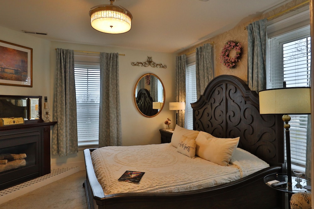 Honeymoon Room, 1 King Bed (Pets Not Allowed) photo 3