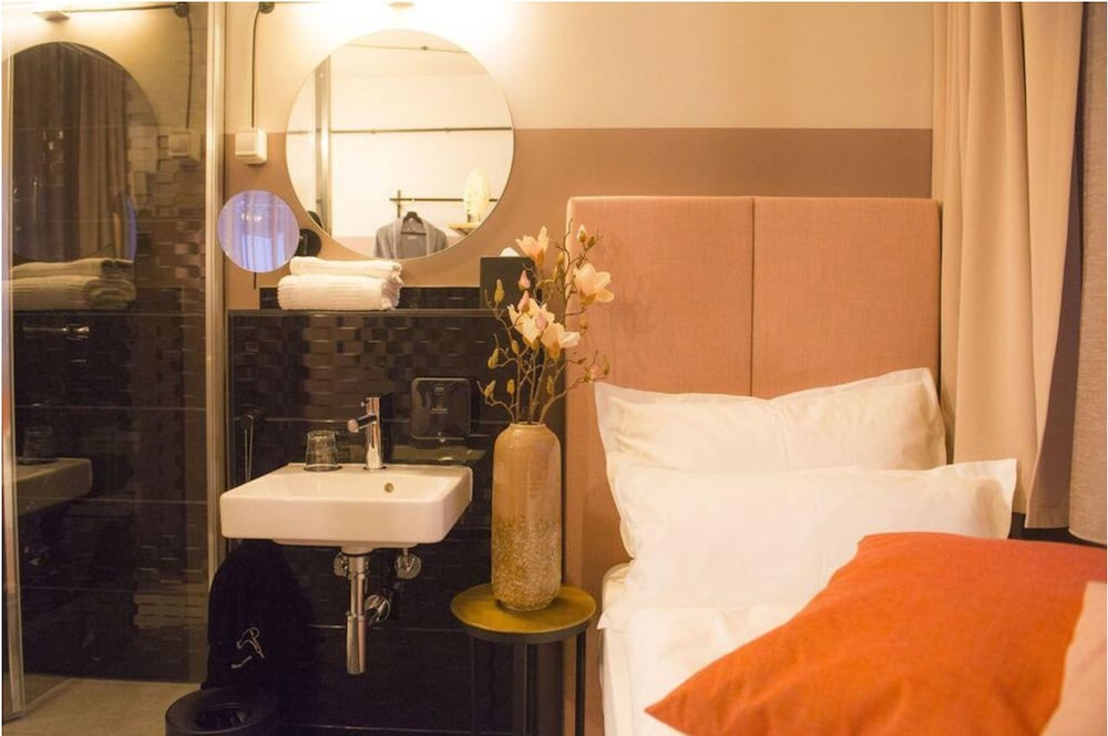 Single Room - Photo 2