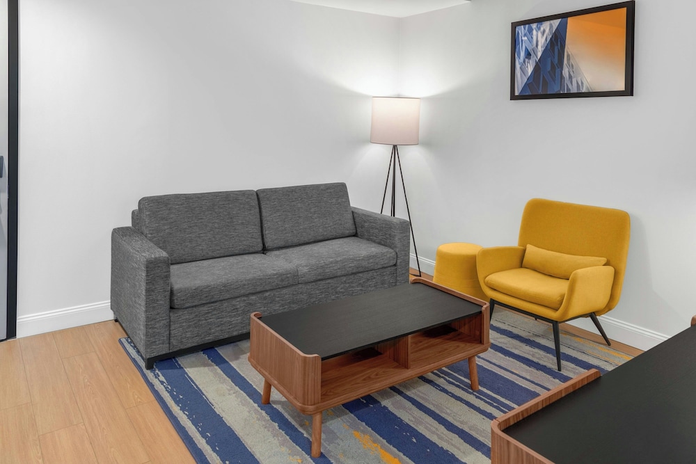 Single Room, 1 King Bed with Sofa bed (Mobility/Hearing Access, Roll-In Shwr) - Photo 7