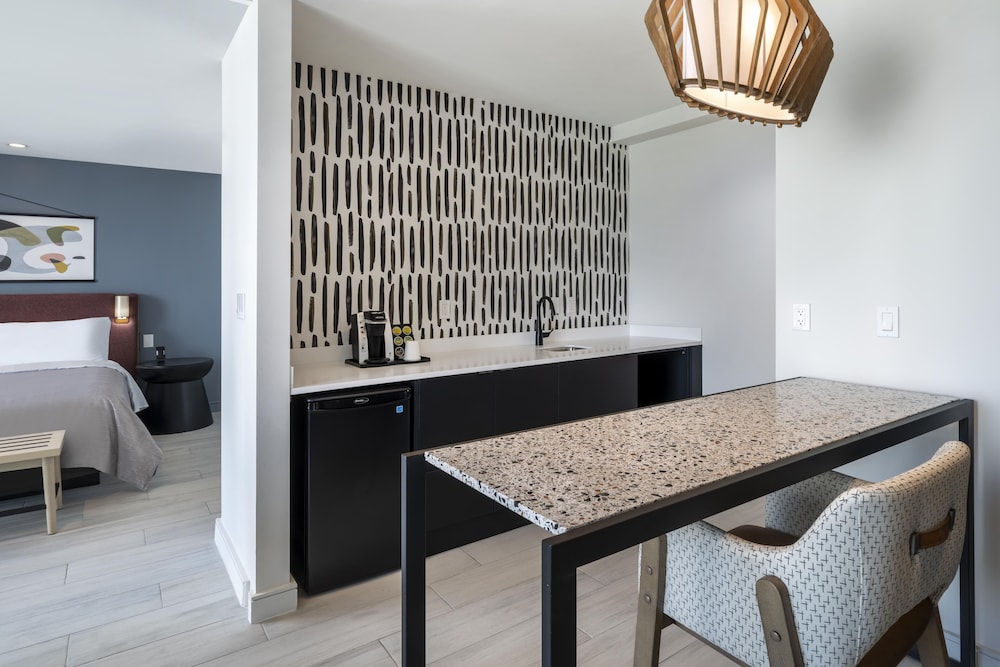 Suite, 1 Bedroom, Balcony (High Floor)