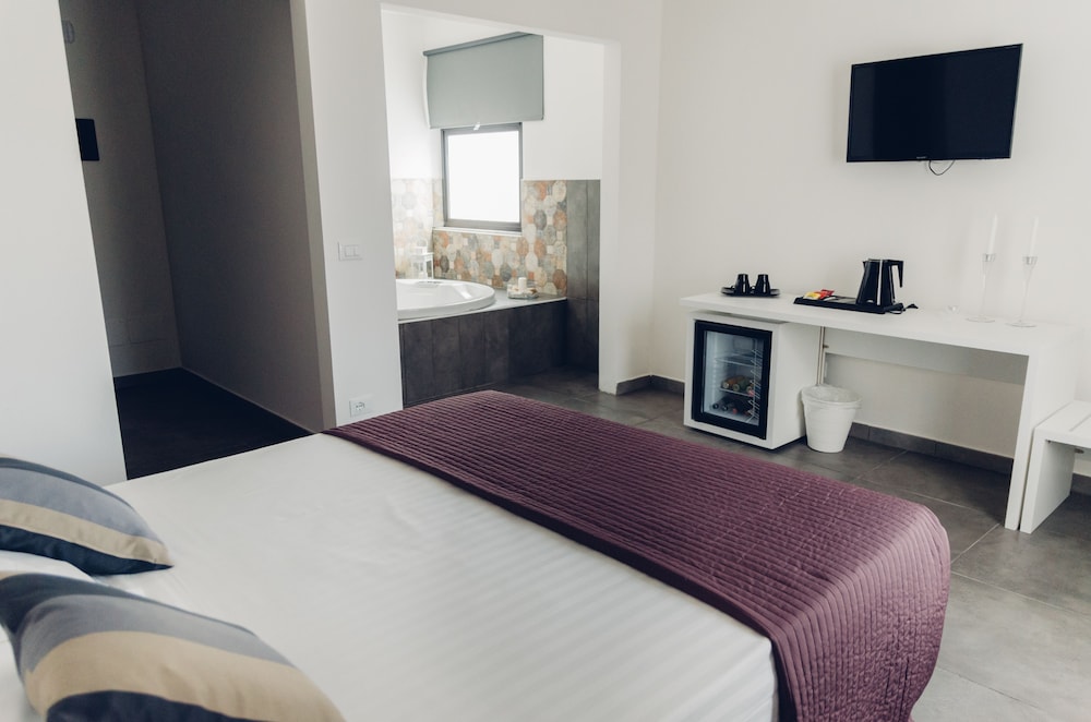 Deluxe Suite, 1 Queen Bed, Jetted Tub, Tower photo 2
