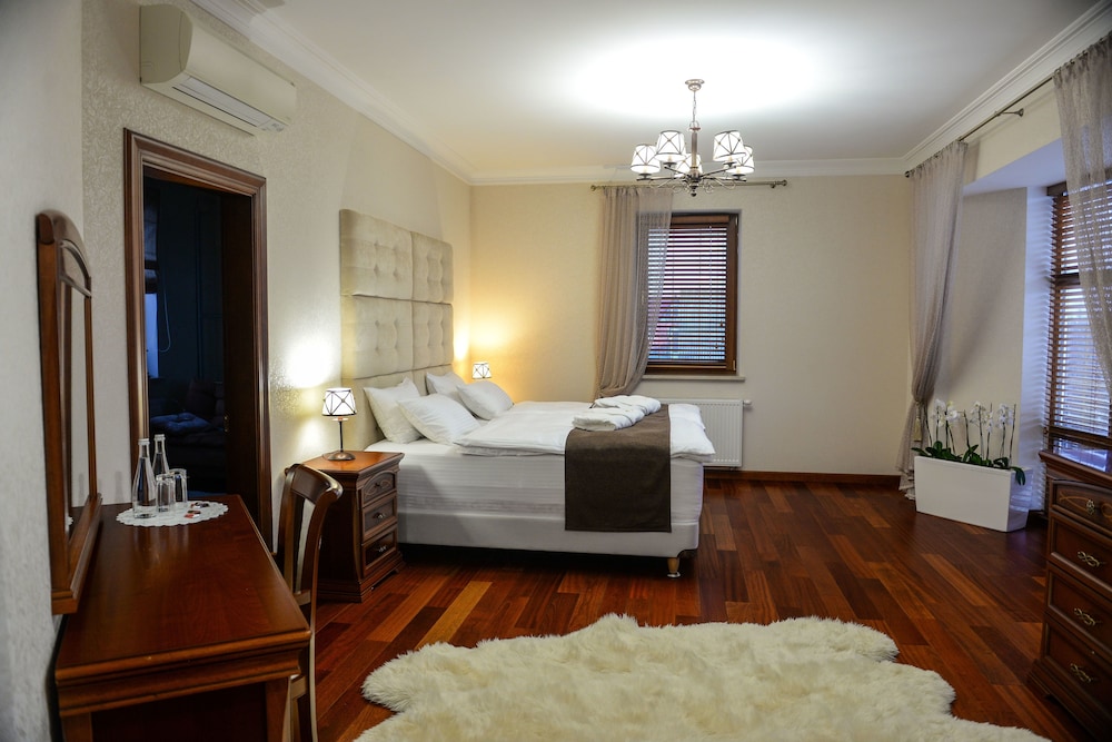 Royal Suite, 1 King Bed with Sofa bed, Garden View