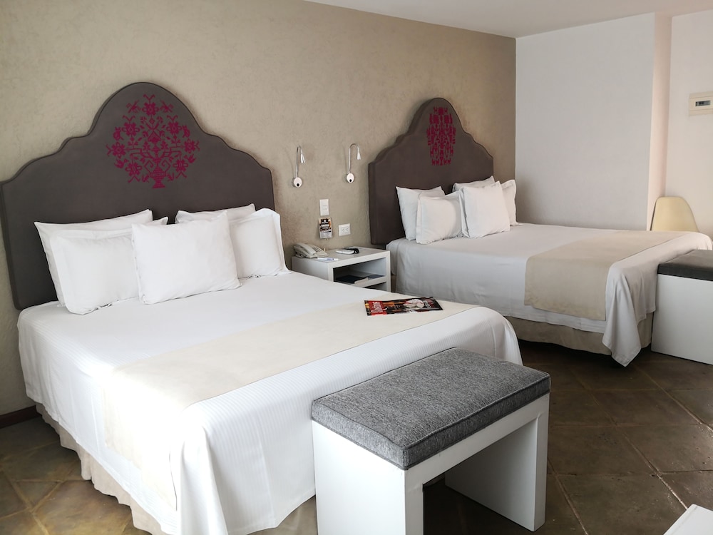 Deluxe Twin Queen Private Room Ensuite photo 1
