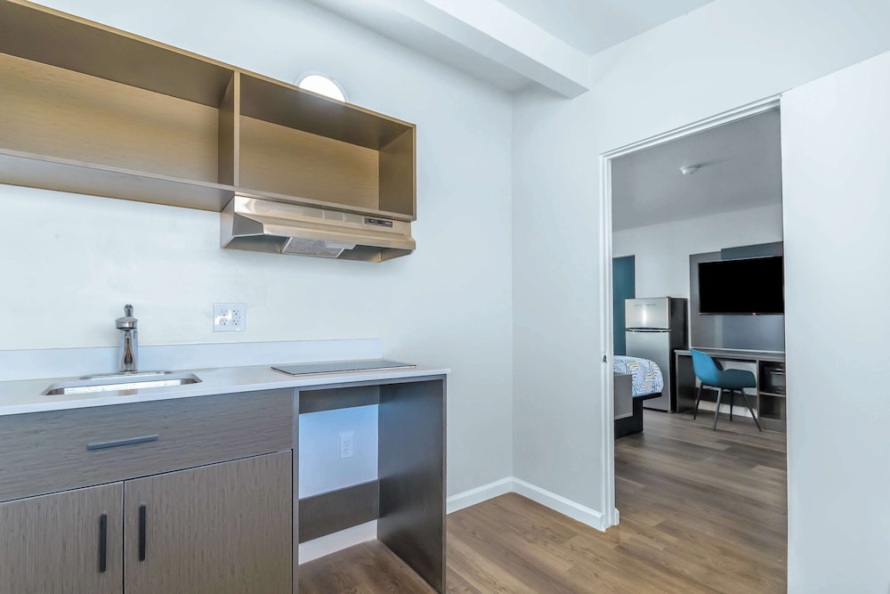 Standard Room, 1 King Bed, Non Smoking, Kitchenette - Photo 4