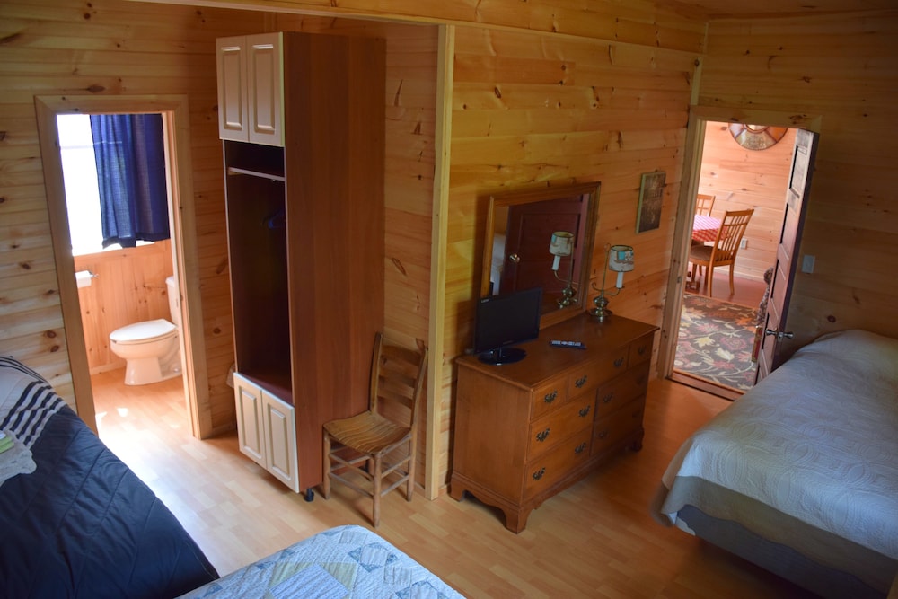 Room (3 Queen Beds) photo 1