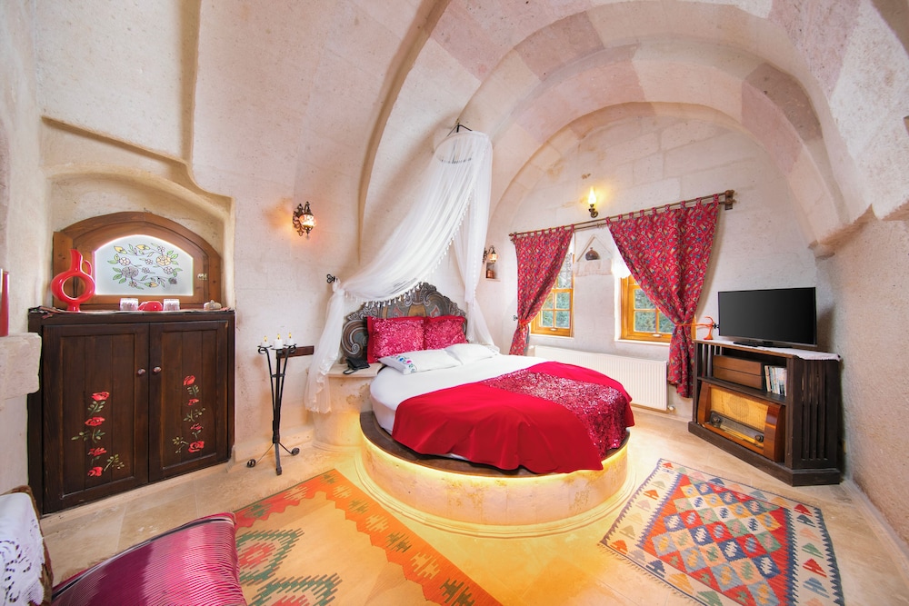 Red Honeymoon Suite photo 1