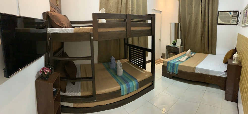 Family Room, Private Bathroom - Photo 1