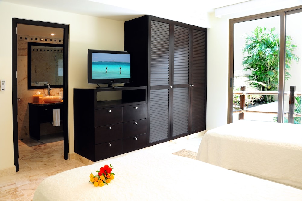 Deluxe Condo, 2 Bedrooms, Kitchen - Photo 2