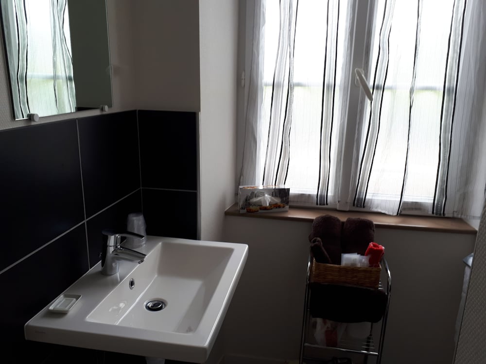 Comfort Room, 1 Double Bed, Non Smoking, Private Bathroom photo 2