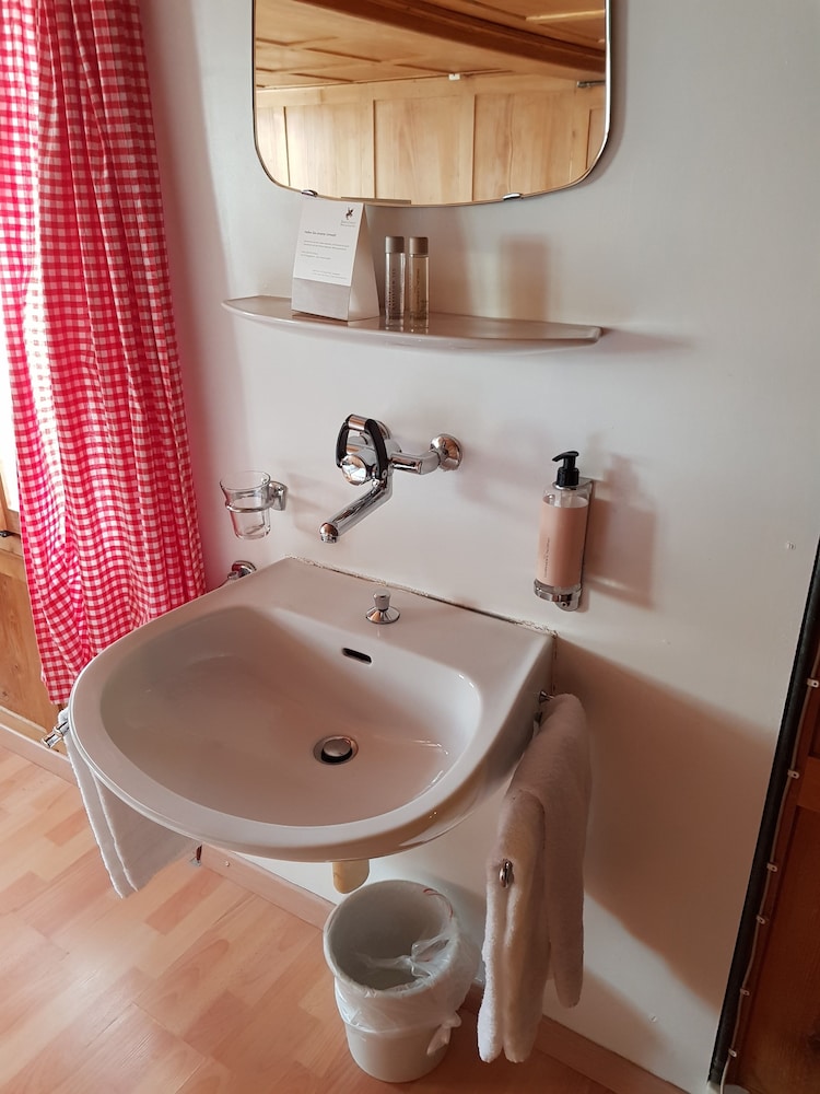 Economy Twin Room, Shared Bathroom photo 2
