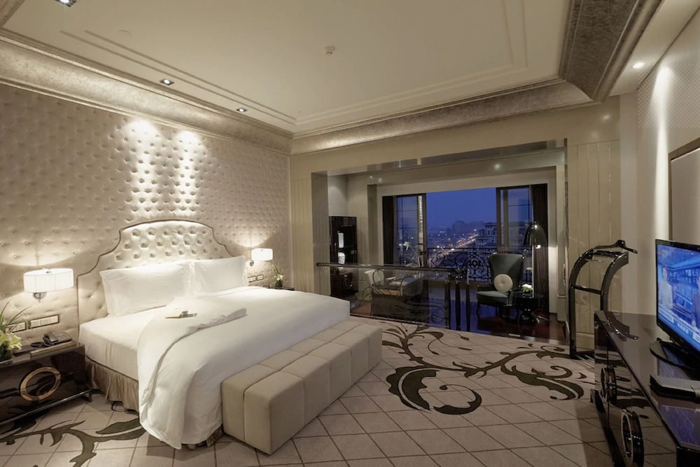 Business Room with King Size Bed