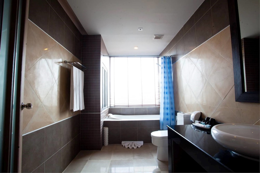 Deluxe Room - Photo 17