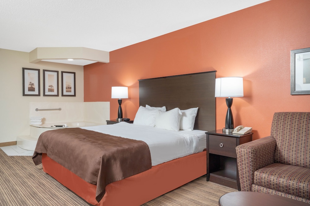 Deluxe Suite, 1 King Bed, Hot Tub photo 1