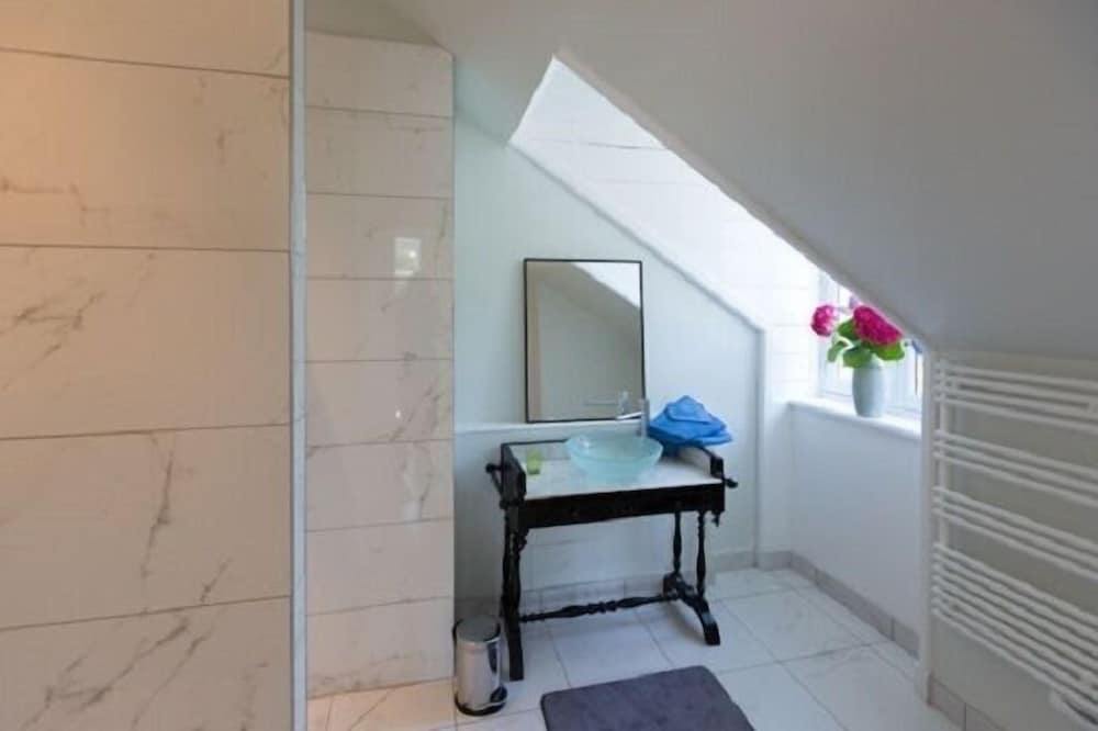 Room (4) photo 2