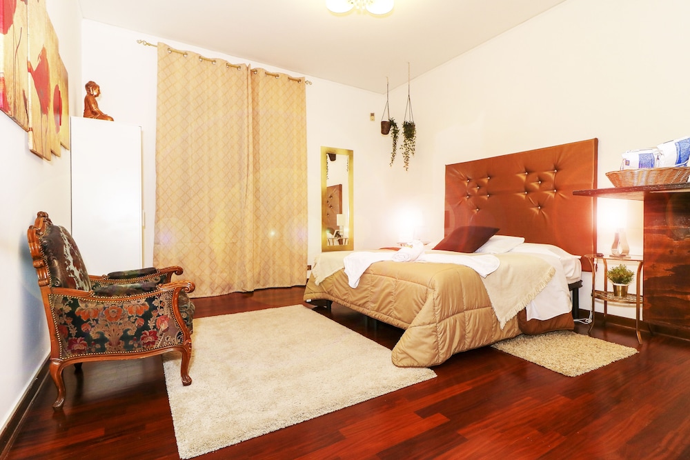 Elite Triple Room, Multiple Beds, Shared Bathroom (Arena)