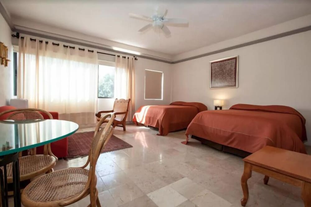 Suite (Lycaste) photo 2