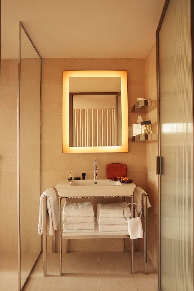 Deluxe Room, 1 King Bed - Photo 4