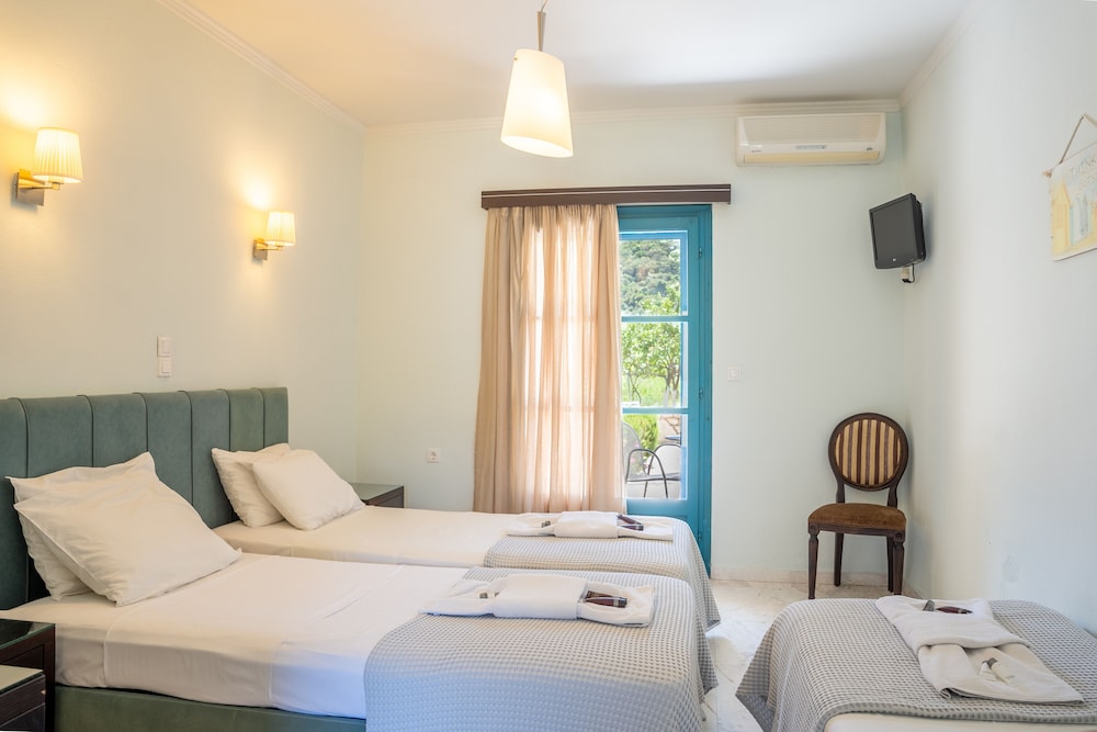 Chambre Triple, vue jardin, rez-de-chaussée