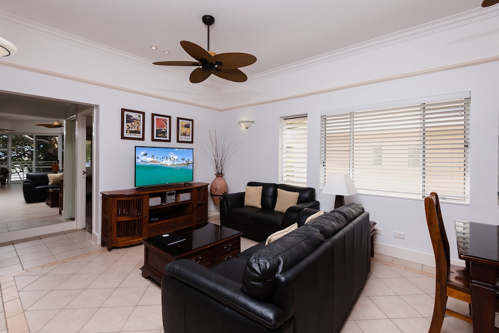 Luxury Apartment, 3 Bedrooms, Beach View, Beachfront photo 2