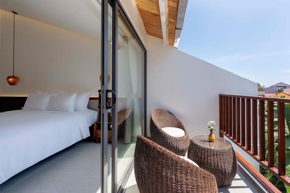 Deluxe Room, Pool View - Photo 5