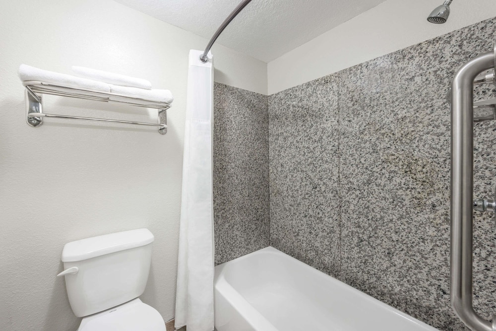 Standard Room, 1 King Bed, Non Smoking, Refrigerator - Photo 4