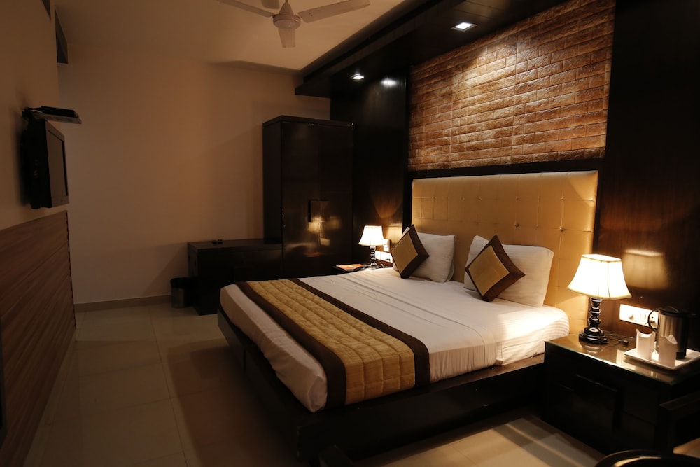Deluxe Room, 1 King Bed - Photo 9