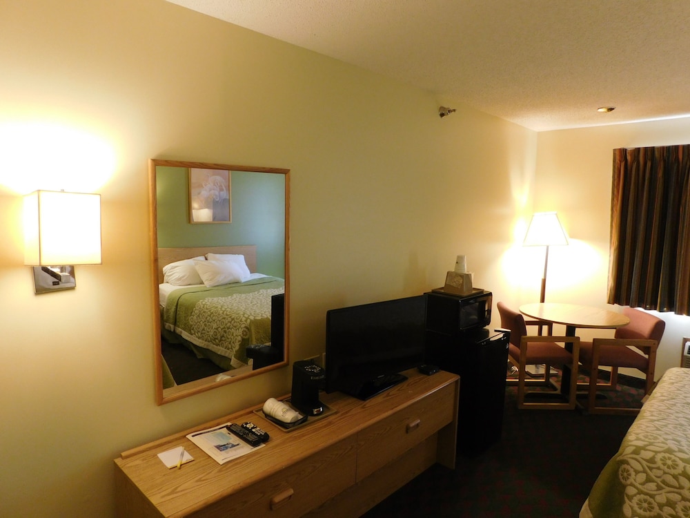 Room, 2 Queen Beds, Non Smoking (Pet Friendly) - Photo 3