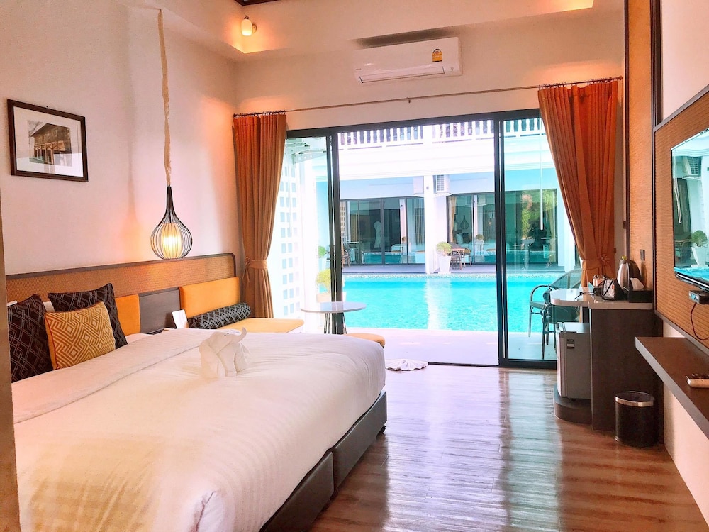 Yellow room pool access