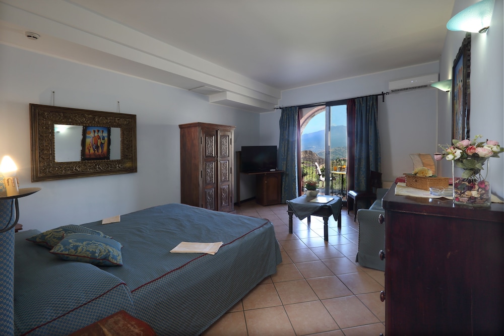 Deluxe Room, Hot Tub - Photo 1