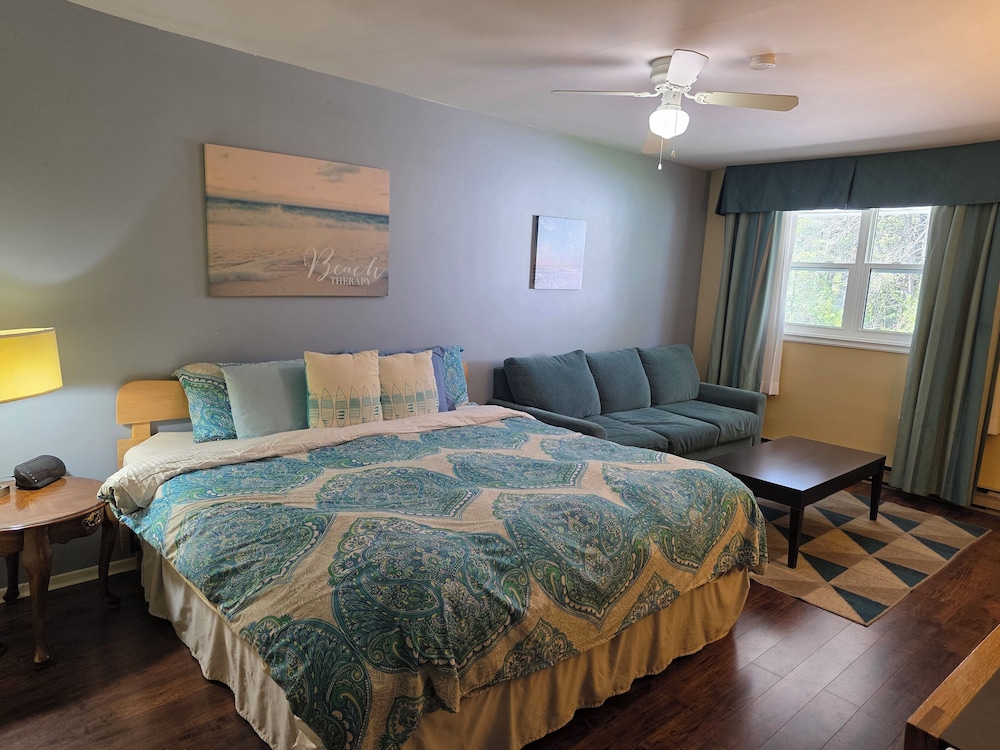 Deluxe Room, 1 King Bed with Sofa bed photo 3